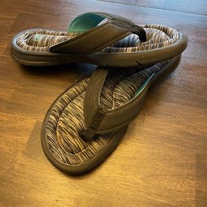 Size 7/8 wide athletic memory foam teal with black/gray heathered flip flops.